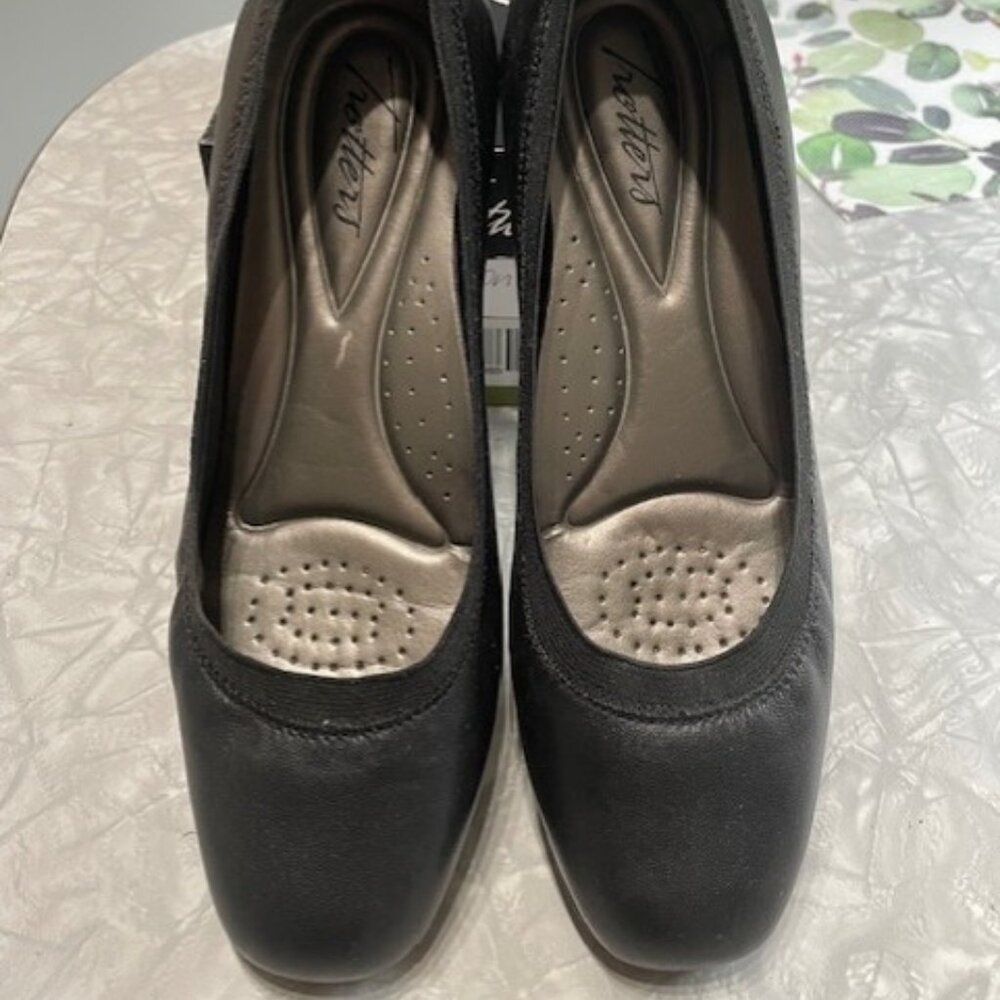 Trotters Black Wedged Round Toe Comfort Slip On Shoes Size 6